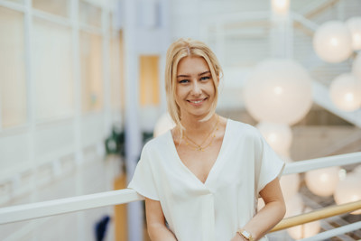 Dame i hvit topp smiler.