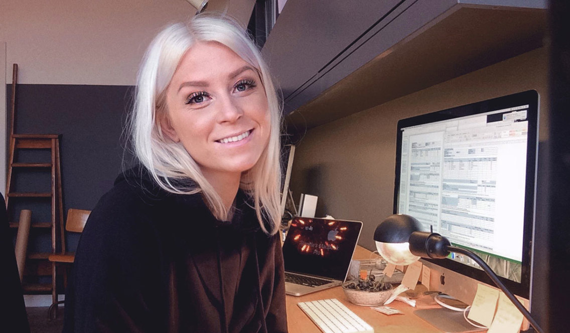 Birgitte ved pulten sin på jobb