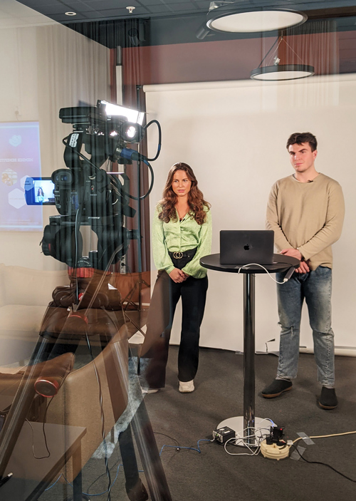 Noah holder foredrag om Snapchat under INMAs Performance-konferanse 2020