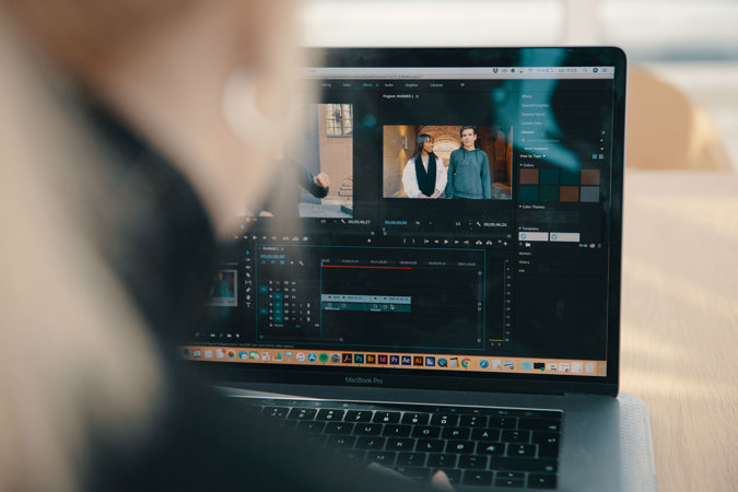 Åpen datamaskin med videoredigerings-program. 