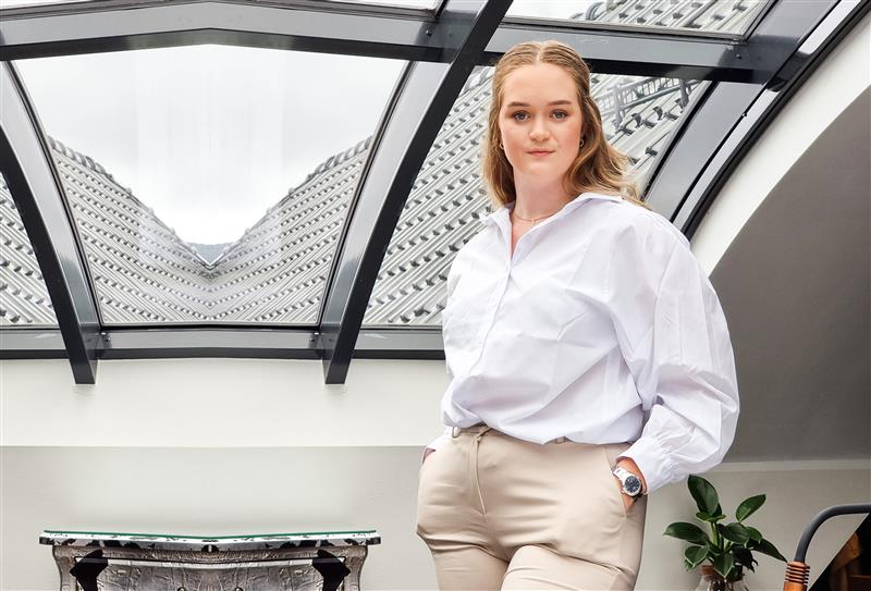 Tiril Marie Tokerud avbildet foran et vindu.