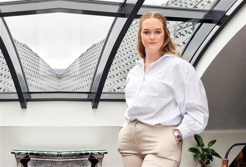 Tiril Marie Tokerud avbildet foran et vindu. 