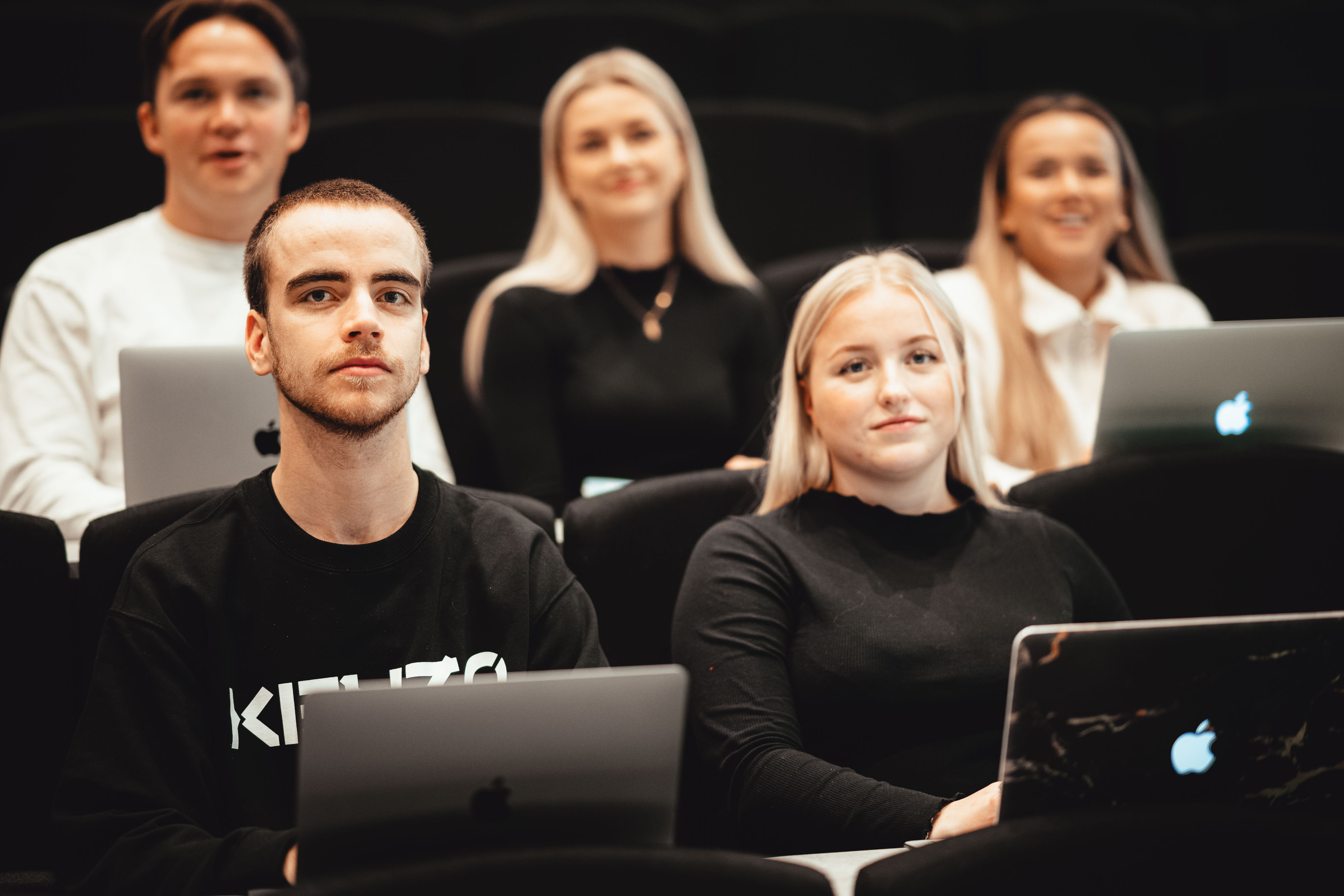 5 studenter på Kristiania i et auditorium