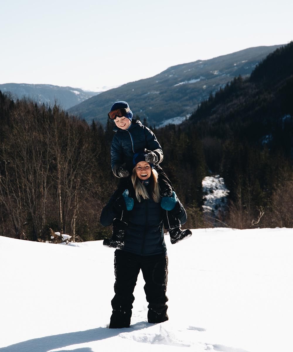 Ågot Iversen går nettstudier på Fagskolen Kristiania. Her leker hun ute i snøen sammen med sin ni år gamle sønn.
