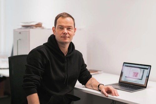 Professor Jon Martin Larsen ved en pult med pc på