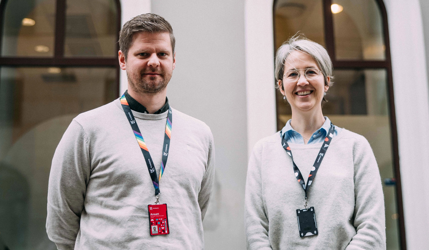 Pernille Irgens og Pål Andre Thorsø Amundsen utenfor Kristianias undervisningsbygg i Kirkegata, Oslo.