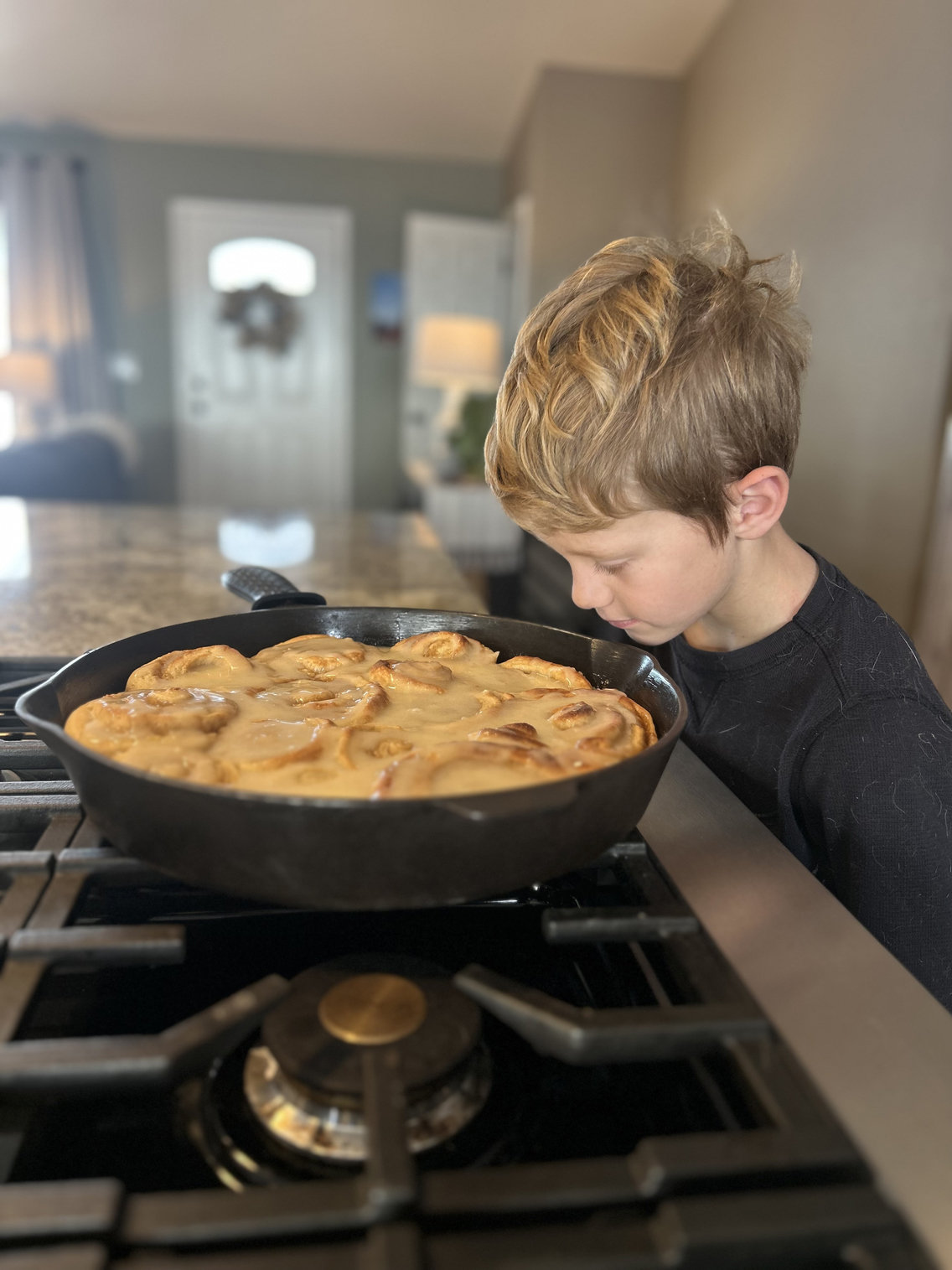 Gutt lukter på mat som stekes i jerngryte