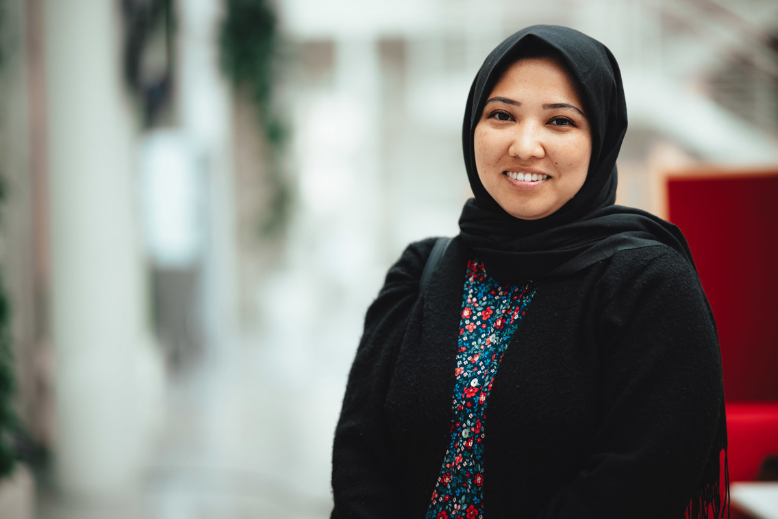 Bilde av ung kvinne i hijab som smiler til kamera