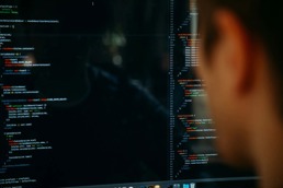 En mann ser på et kodeprogram på pc-en sin