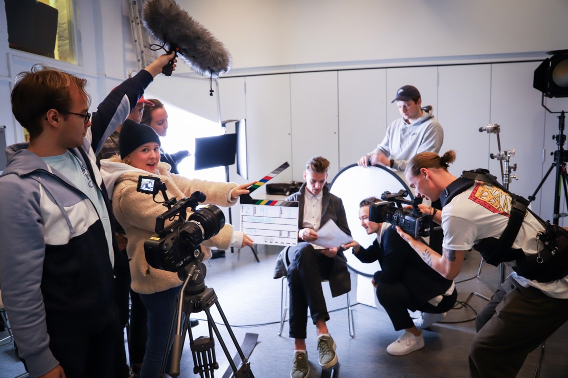 foto av studenter ved Fagskolen Kristiania som spiller inn en filmscene.