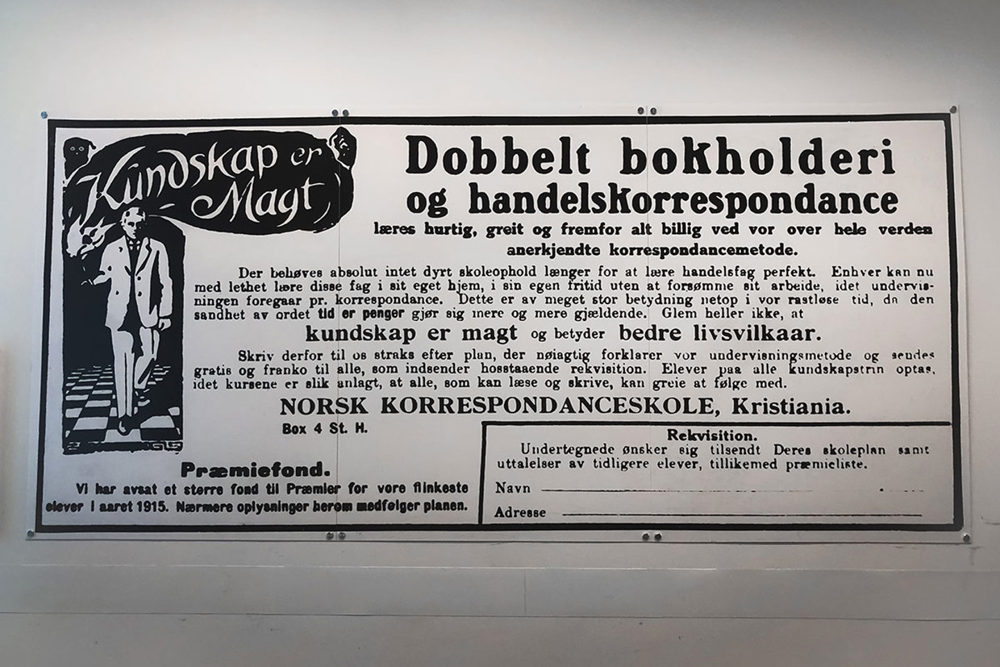 Faksimilie av annonse som fremhever fordelene ved fjernundervisning og at "kunnskap er makt og betyr bedre livsvilkår".