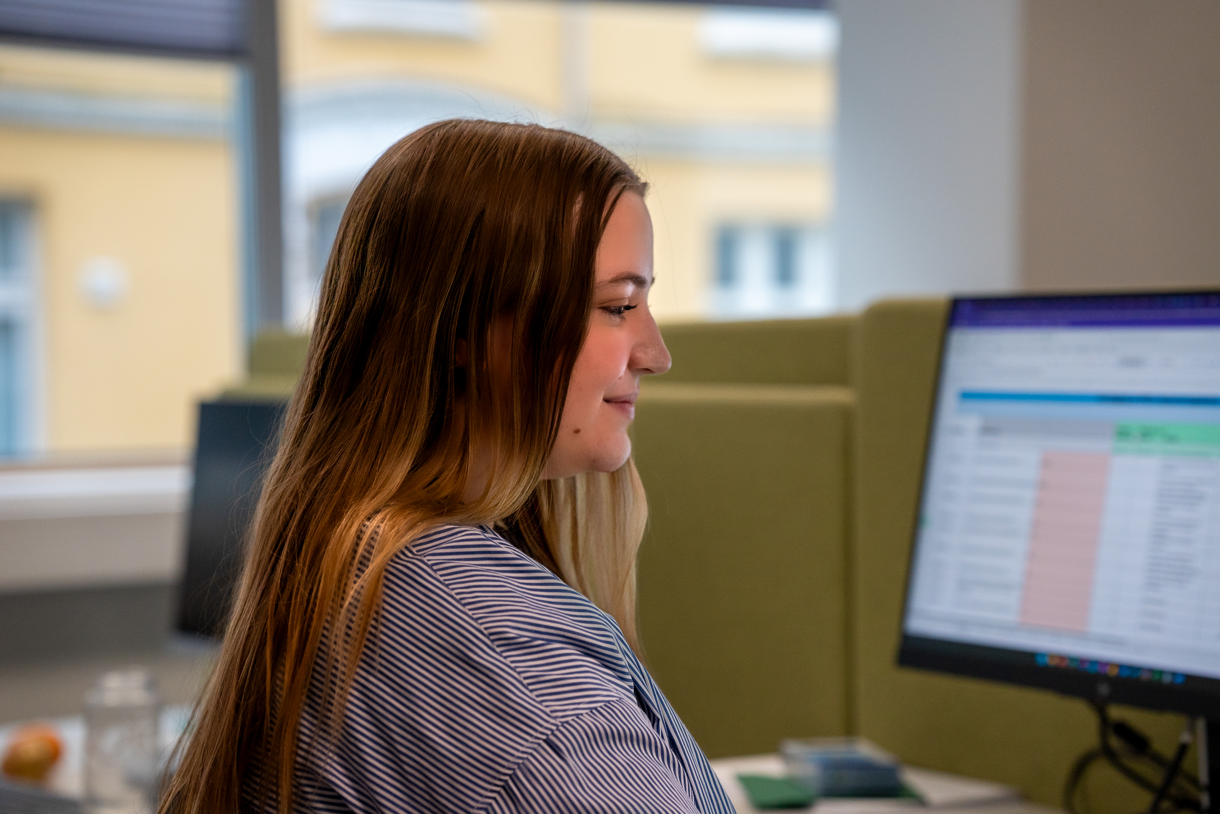 Sandra jobber foran en skjerm.