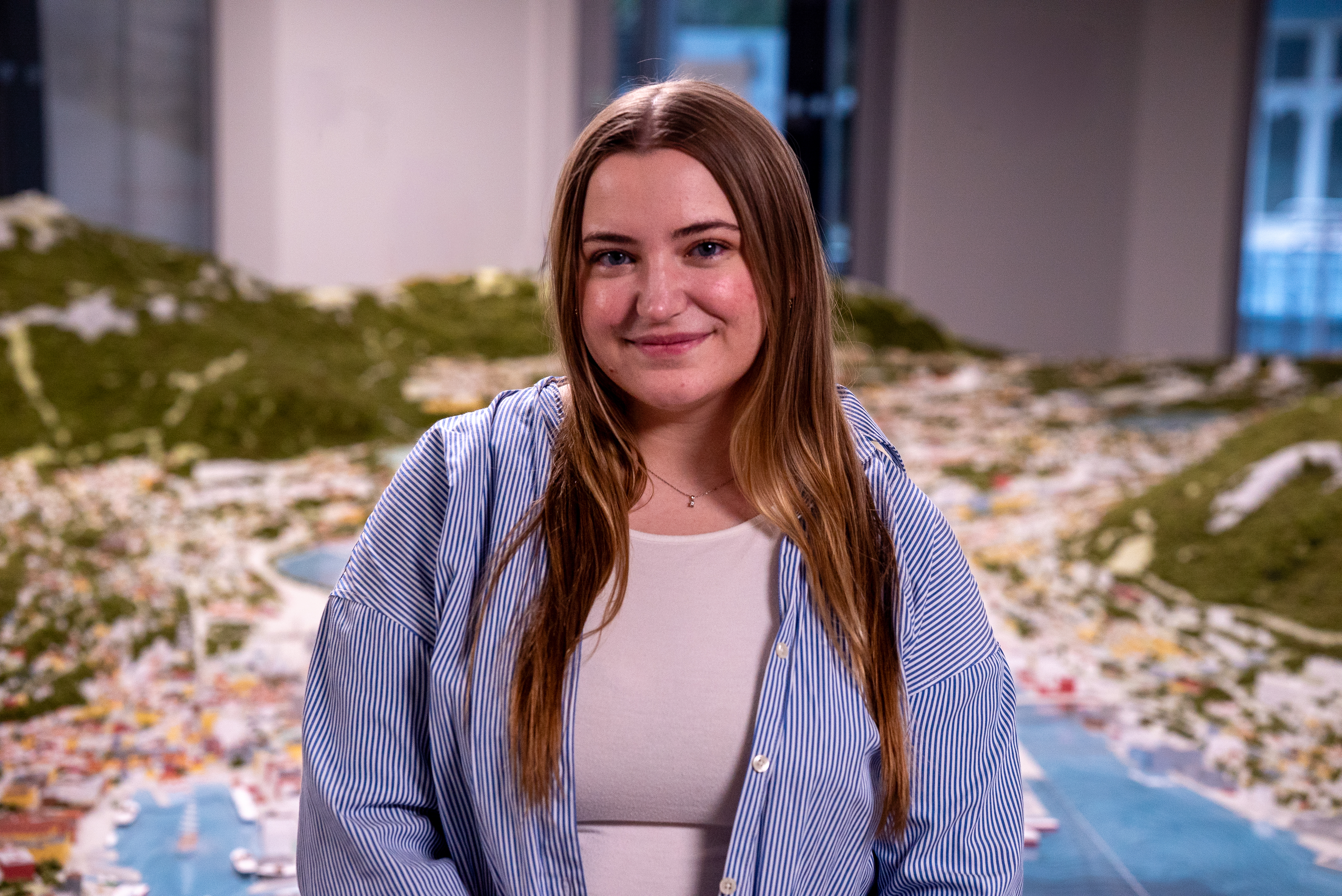 Sandra Eide står foran en modell av Bergen by.