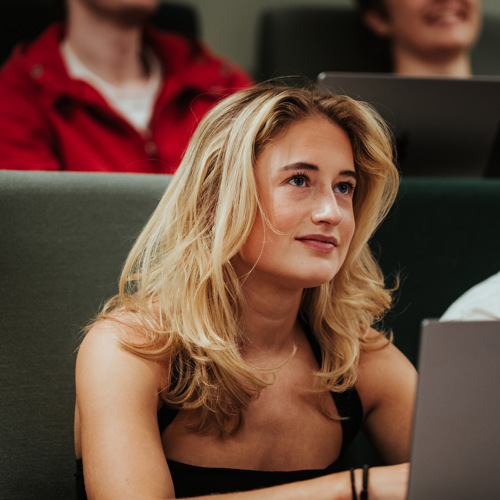 Ny student følger med i forelesning