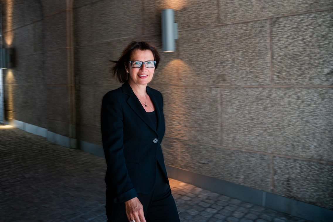 Solfrid Lind går fort i sort jakke ute
