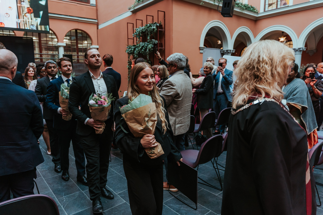Rektor Trine Johansen Meza etterfulgt av doktorandene Mathilde Hogsnes, Nikola Ljusic, Anders Skretting, Susruthan Seran, Grace Omondi og Anna Elisabeth Hasselström