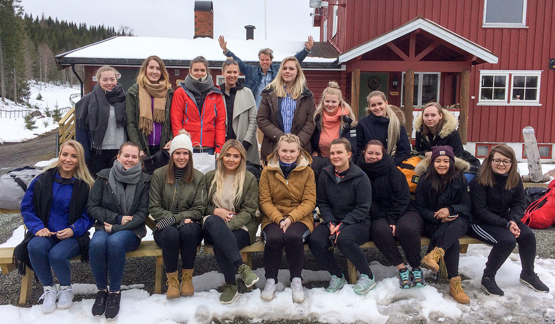 Studentene benket seg for å bli tatt bilde av
