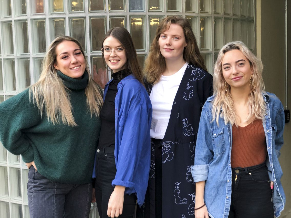 Studentene Polina Bugonova, Ida Kristine Jorddal, Nora Strønstad Elder og Julie Schult Bolstad podkasten mentoren