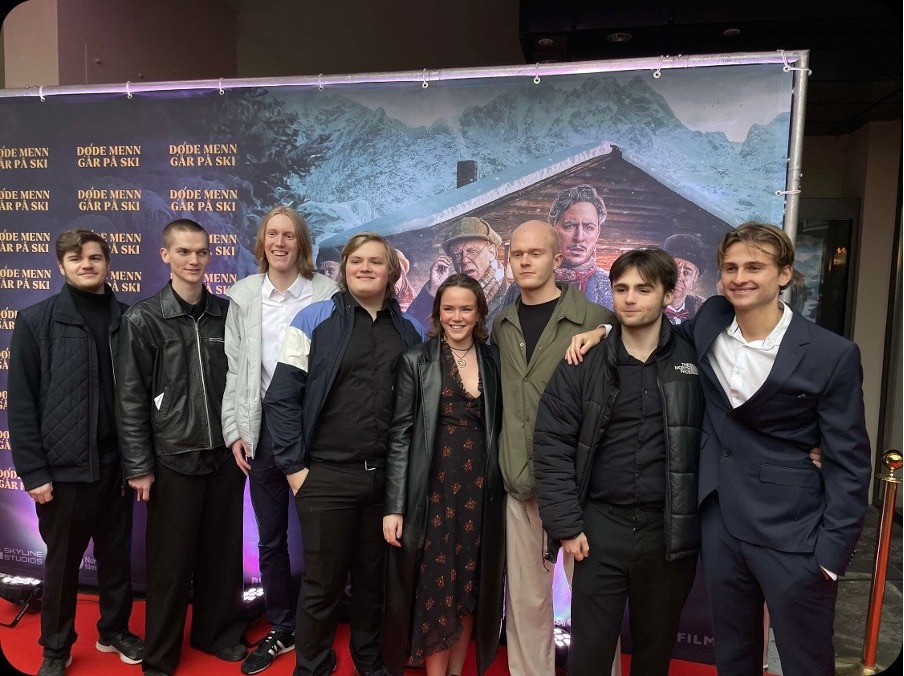 Bilde av studenter på filmpremiere.