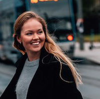 foto av kvinne som smiler.
