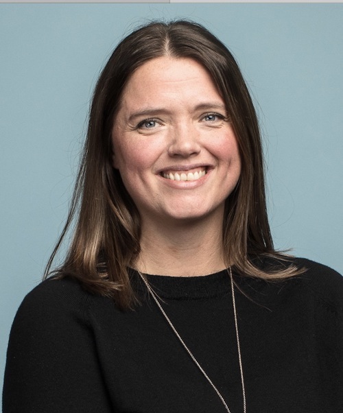 Elisabet Bøe har skulderlangt, mørkt hår og svart genser. Hun smiler til kamera.