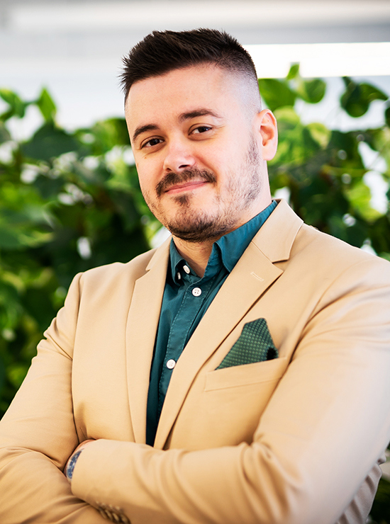 Foto av Ramadan som fullførte bachleorgrad i HR.