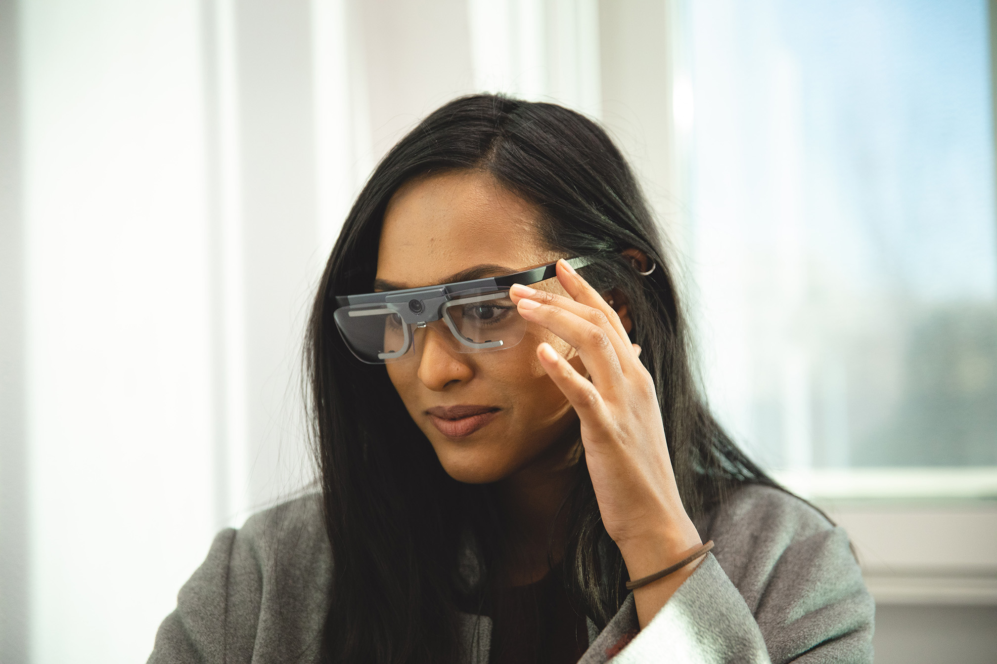Bilde av kvinne med futuristiske AR-briller.
