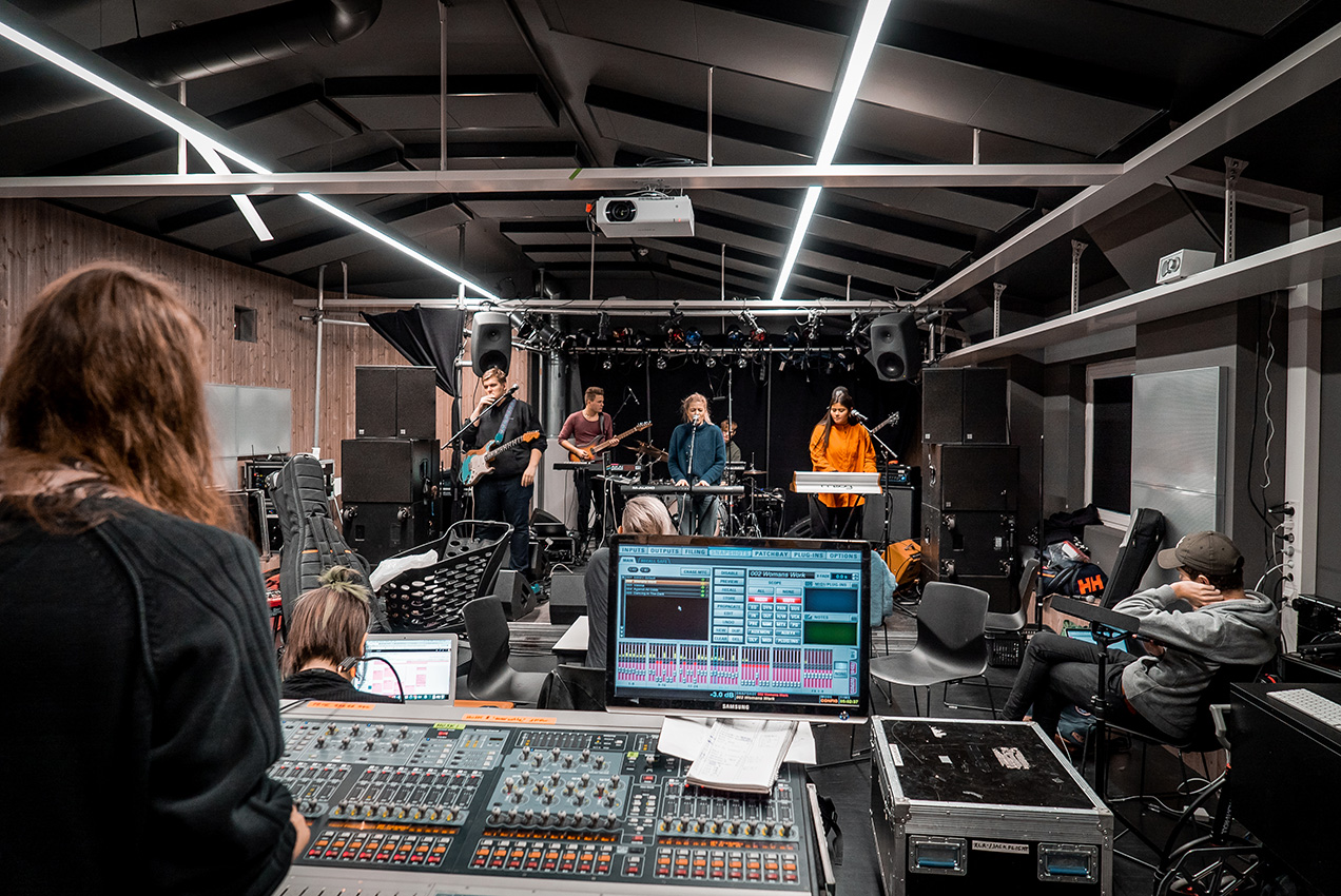 Produsenter og band i et studio. Påbygging til bachelor i musikkproduksjon ved Høyskolen Kristiania.