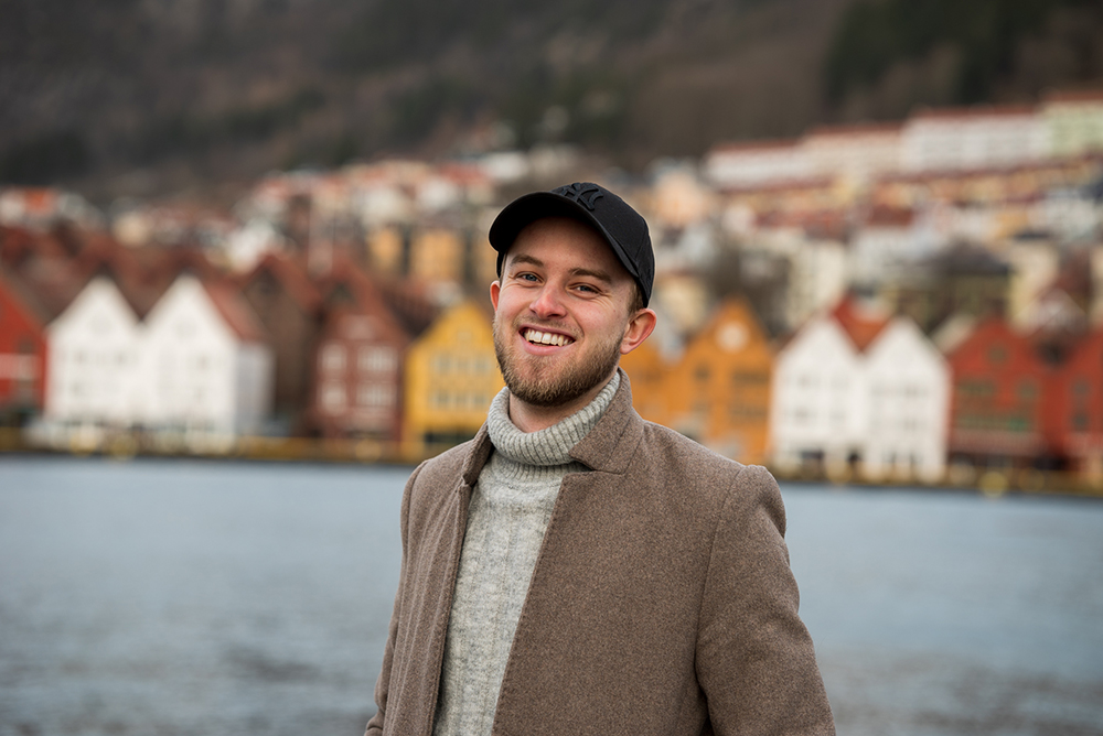 Foto av mann foran Bryggen i Bergen.