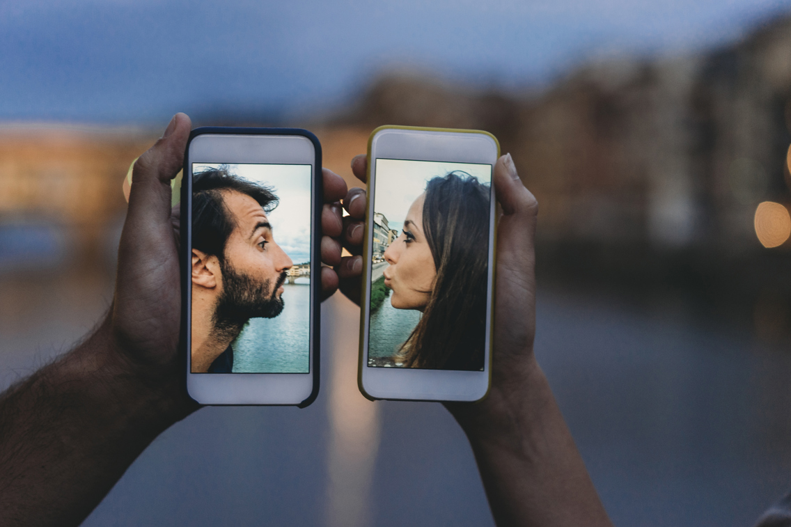 Bilde av to mennesker på to telefoner