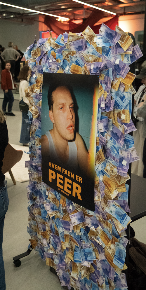 Plakat av Peer Gynt med masse pengesedler rundt. En del av studentutstillingen i Urtegata i Oslo