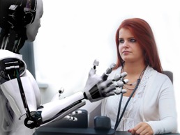 En ung kvinne ser rett på en robot