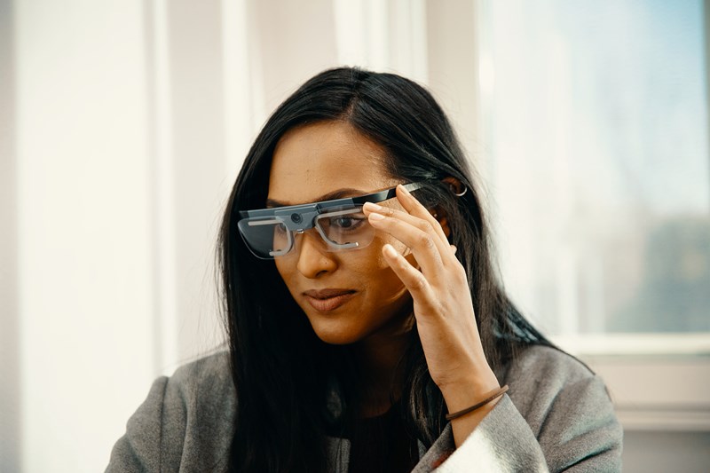Kvinne med augmented reality-briller.