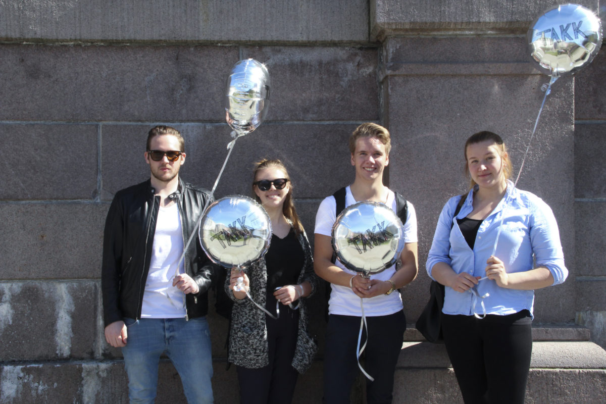 I strålende sol var det mange studenter som tok turen til Stortinget.