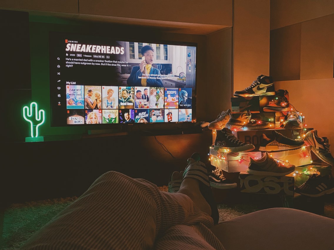 Netflix med valf av filmer, haug av sko