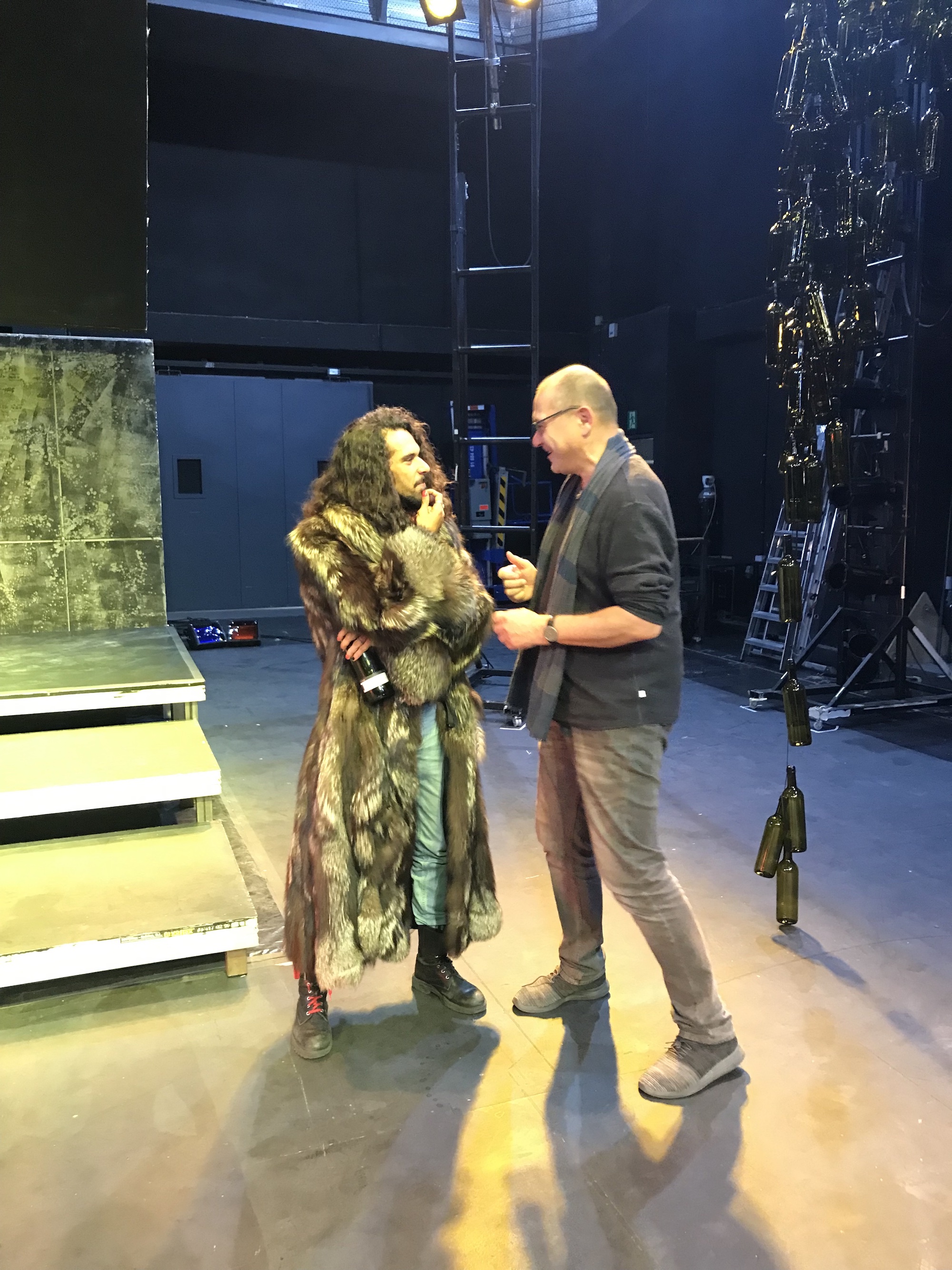 Piotr Cholodzinski står på en tom scene midt i prøvene, sammen med skulespilleren som spiller don Juan.