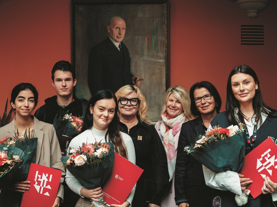 Neslihan Meryem Özdemir, Michael Luciano Borzas, Amalie Klinkenberg og Martine Menzoni sammen med rektor Trine J. Meza, høyskoledirektør Tine Widerøe og administrerende direktør Solfrid Lind