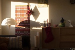 En julesterjen henger på veggen