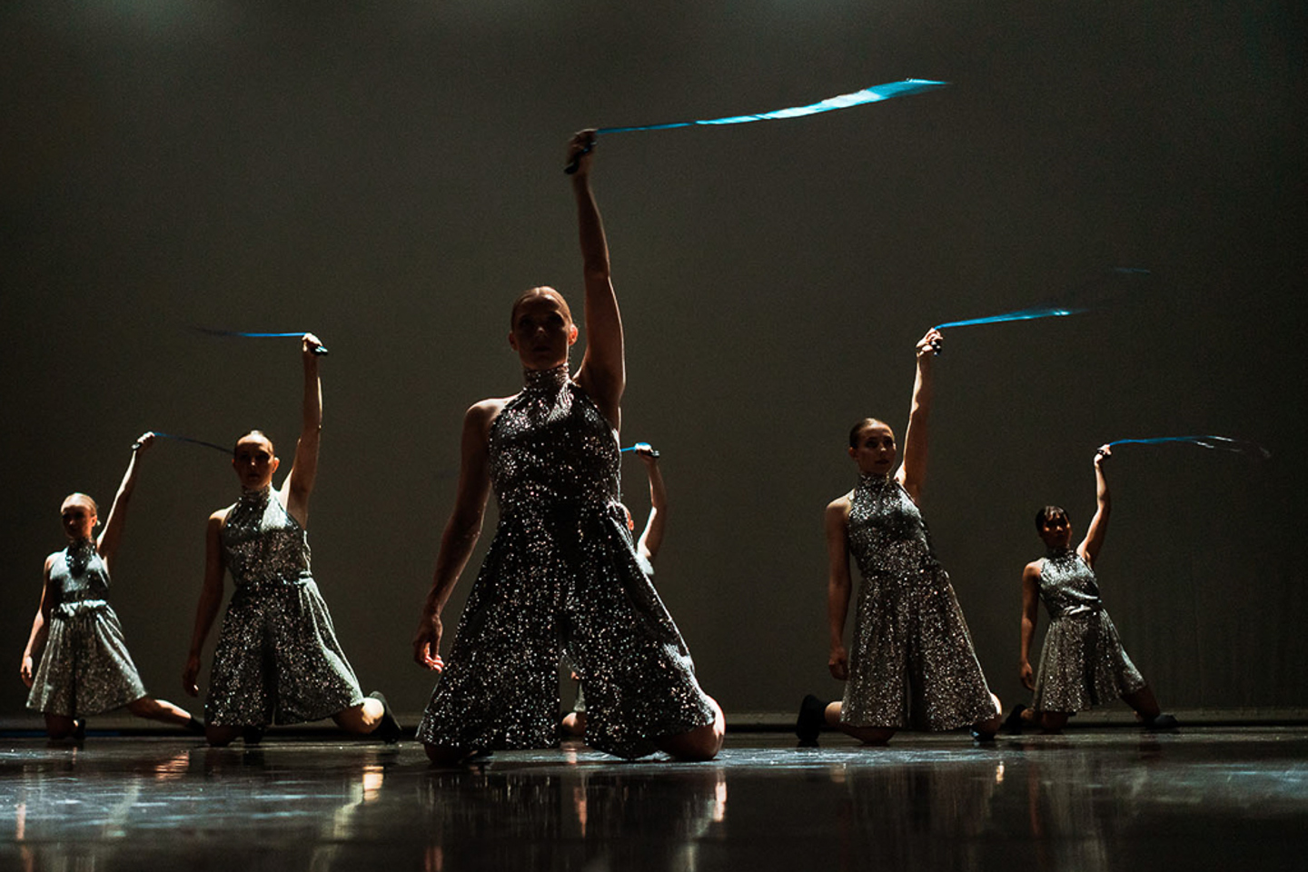 Foto av seks dansere på en scene.