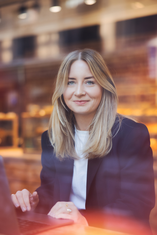 Portrettfoto av Mathilde Hogsnes i auditorium, uklar bakgrunn