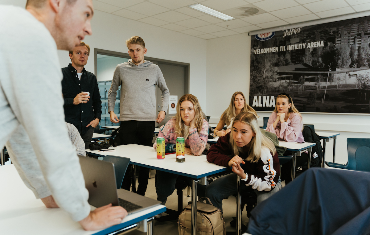 Lars Erik viser studentene noe på en skjerm