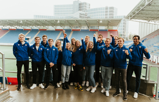 Ivrige studenter fra helse- og idrettsledelse på stadion