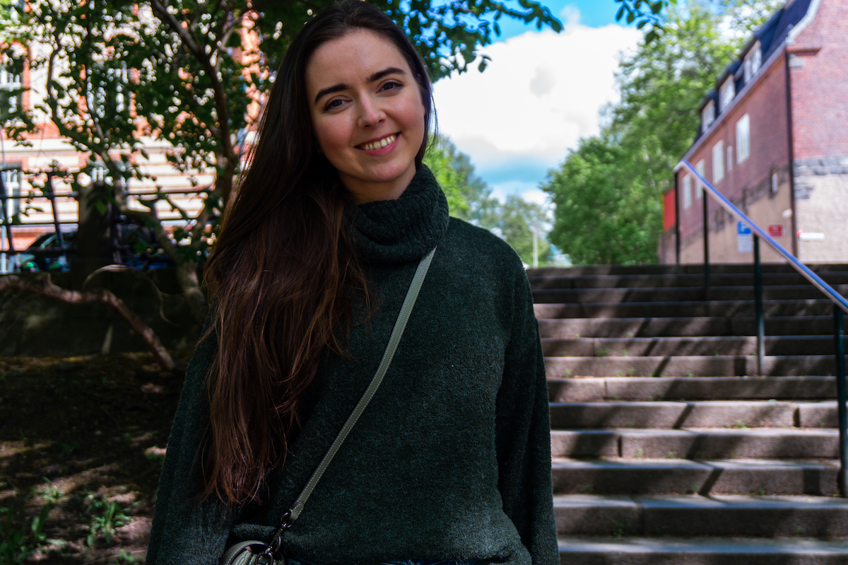 Martina avbildet i en trapp i Oslo