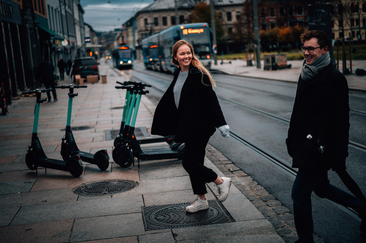 To unge studenter som krysser gaten i Oslo 