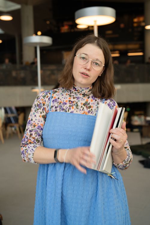 Portrett av Cassandra som holder en bok.