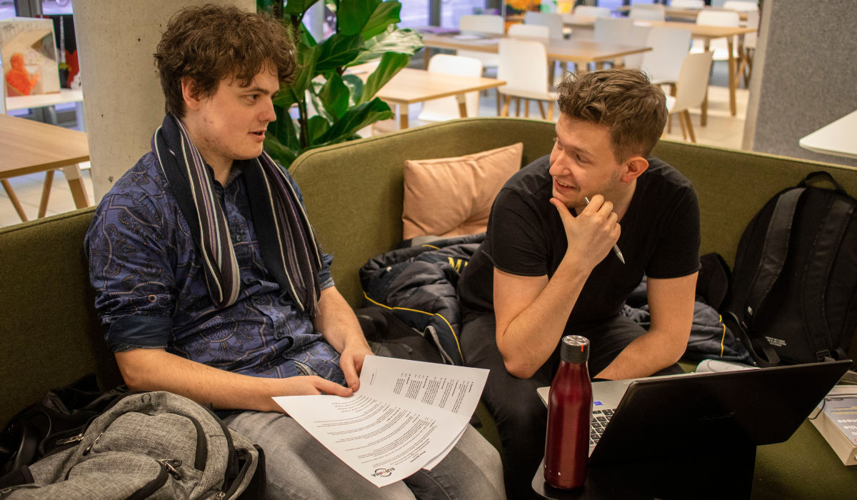 Torvald Vrålstad og Lars Magnus Olsen har begge en stor interesse innenfor musikk. De studerer Music Business på Fagskolen Kristiania, her får de starte sitt eget plateselskap med veiledning fra noen av de fremste aktørene i norsk musikkbransje.