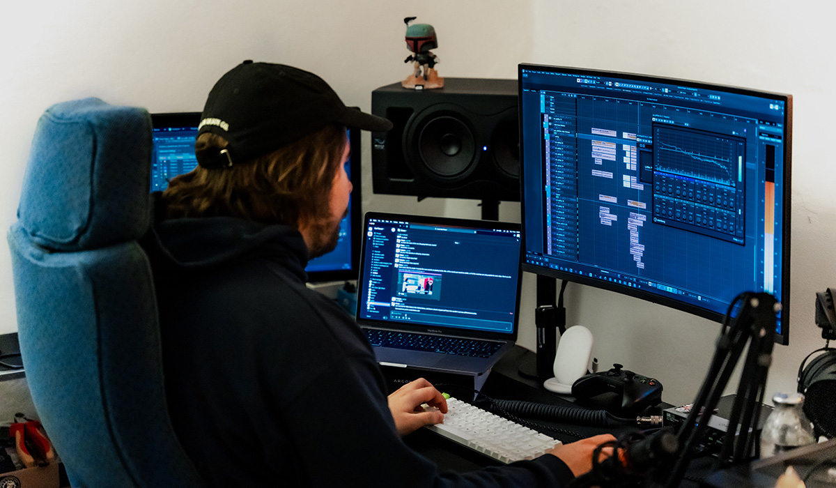 Bilde av Torbjørn Svendsen som sitter foran en dataskjerm og jobber.