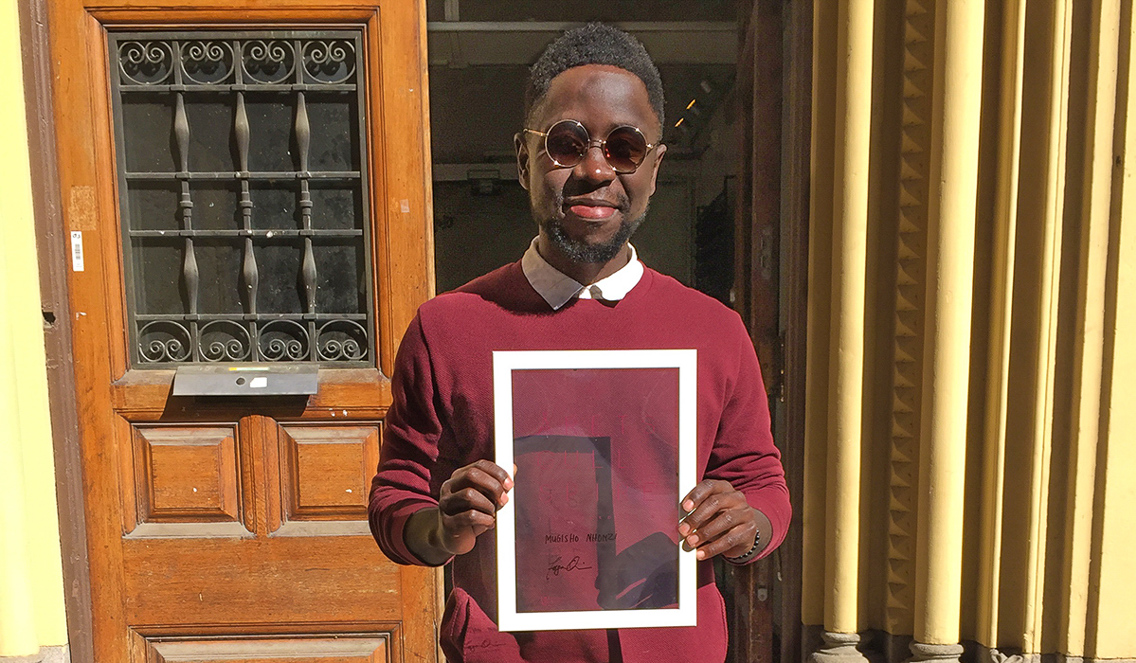 Mugisho holder sitt diplom for Årets gullspire