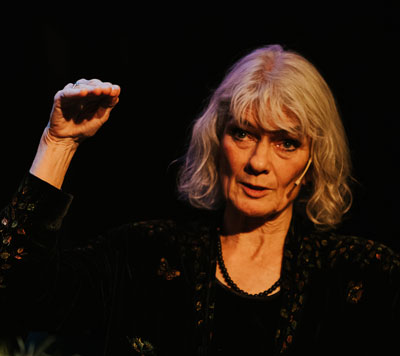 Anne-Marie Giørtz som gestikulerer og prater på en scene