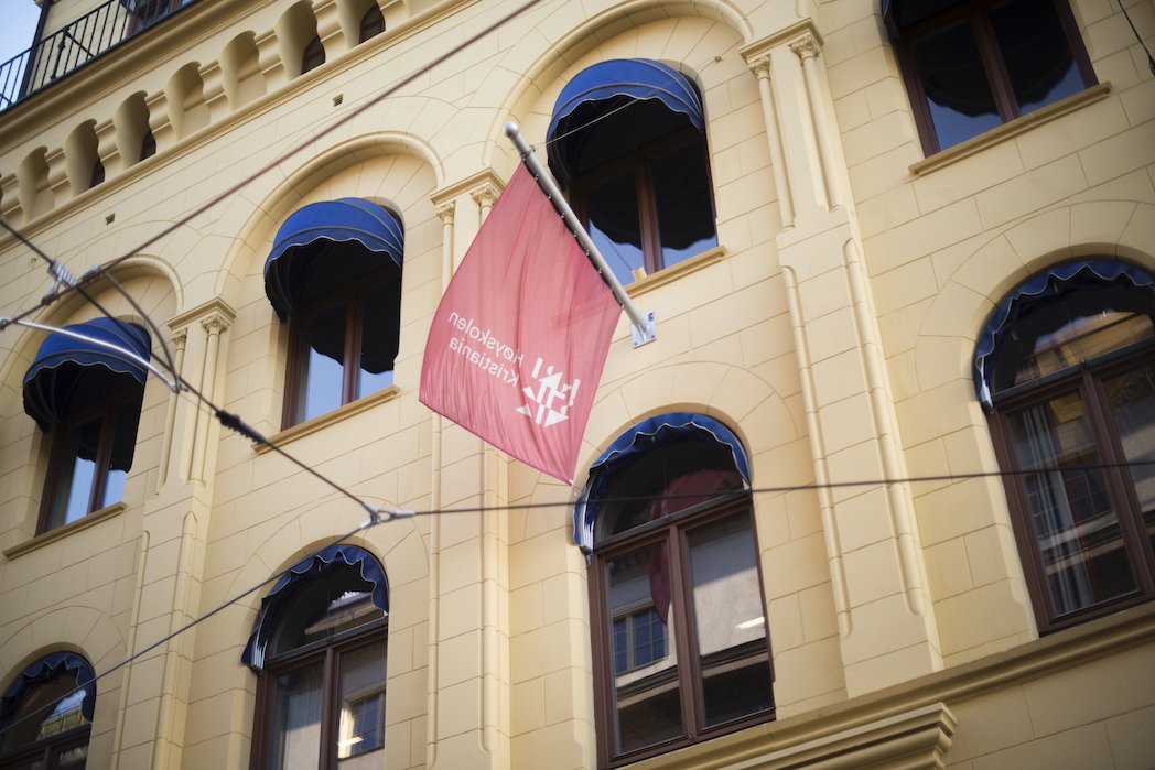 Foto av fasaden til en av Høyskolen Kristianias campus i Oslo.